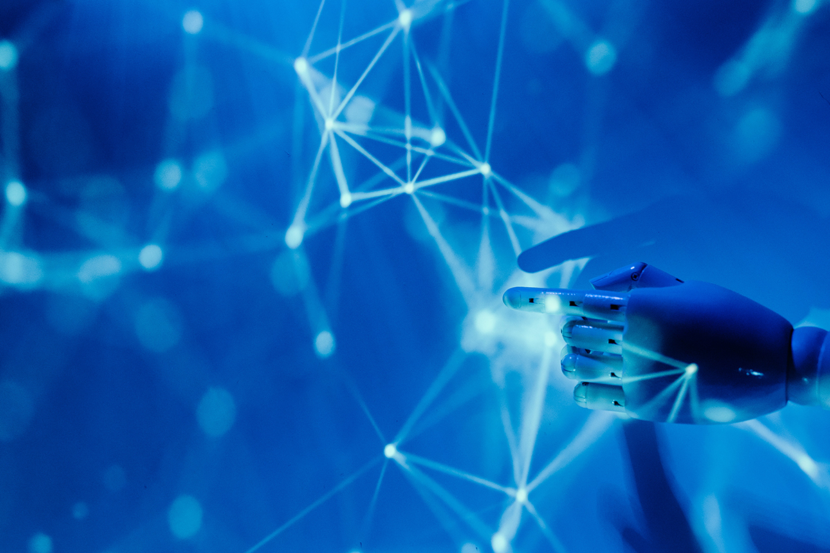 Sinisävyinen visualisointi tekoälystä ja robottikädestä.