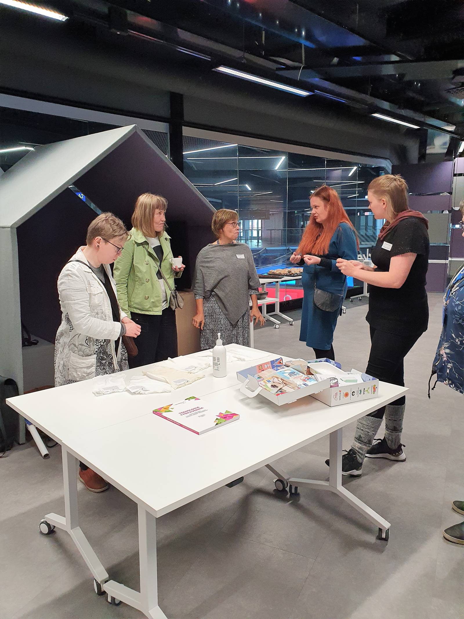 Työpajan kahvitauolla keskustelua