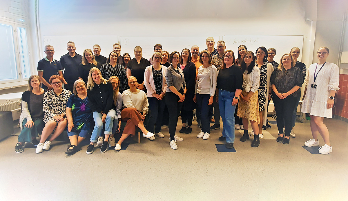 Iso joukko ihmisiä luokkatilassa.