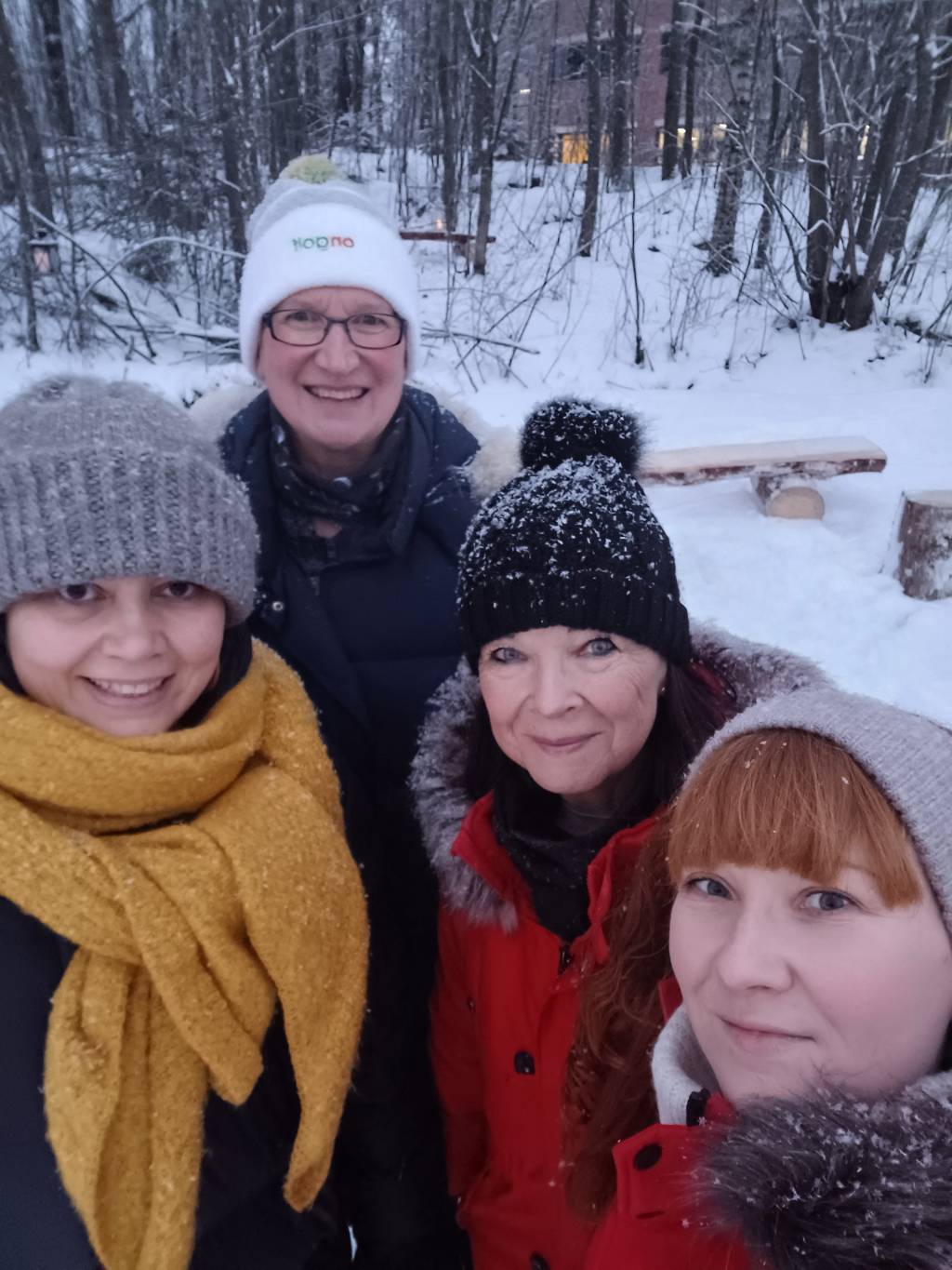 Hannastiina, Marja-Leena, Ulla ja Maria poseeraavat ryhmäkuvassa