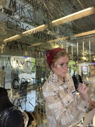 Nuoren teksti tulossa Ränni-gallerian näyttelyyn. Nuoren puolesta kirjoittajana Marita Oja. Kuvaaja Mirka Kortesoja.