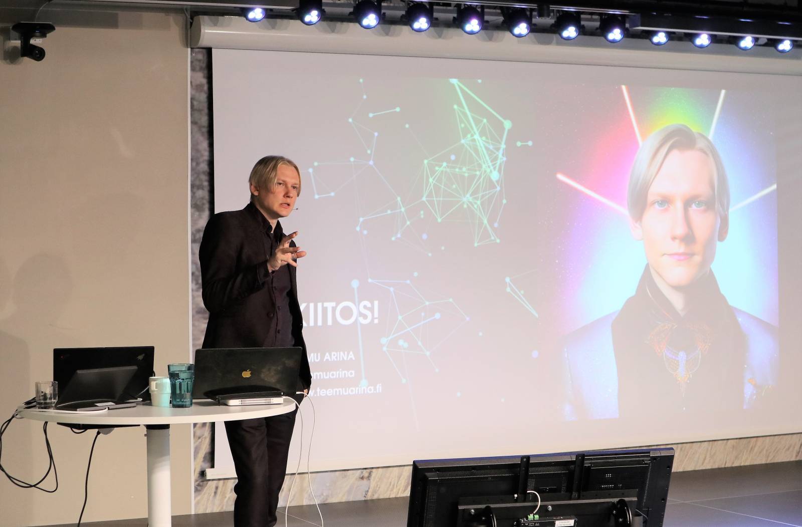 Teemu Arina esiintymässä.