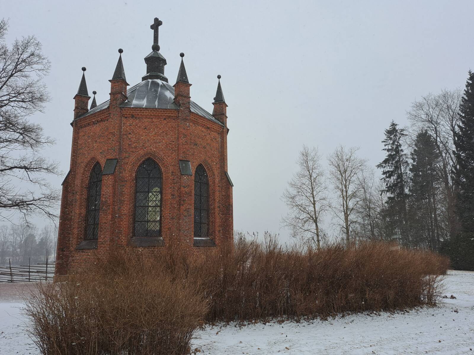 Vuonna 1857 valmistunut uusgoottilainen kappeli lumisessa maisemassa.