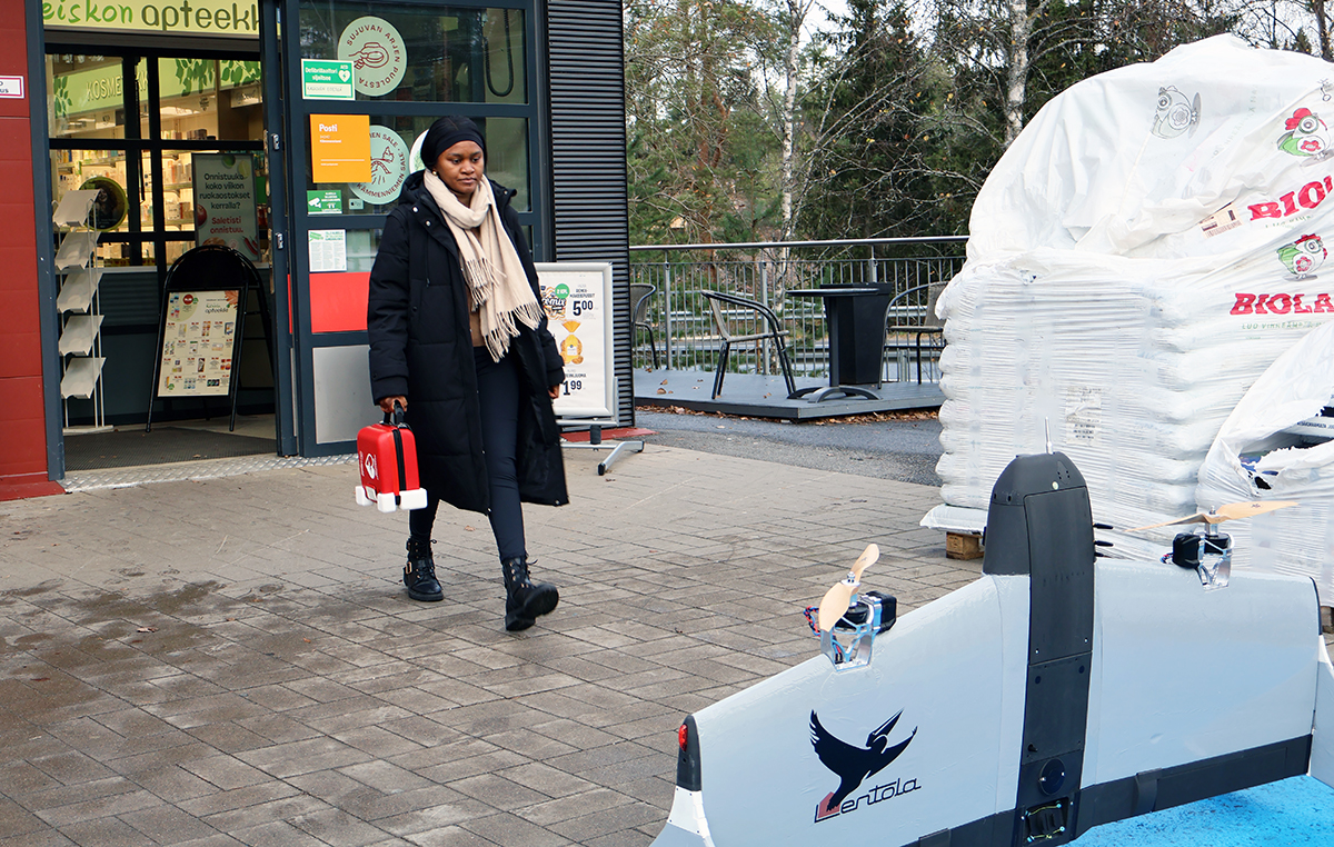 Nuori nainen tulee kaupasta ja kantaa kädessään sydäniskuria.