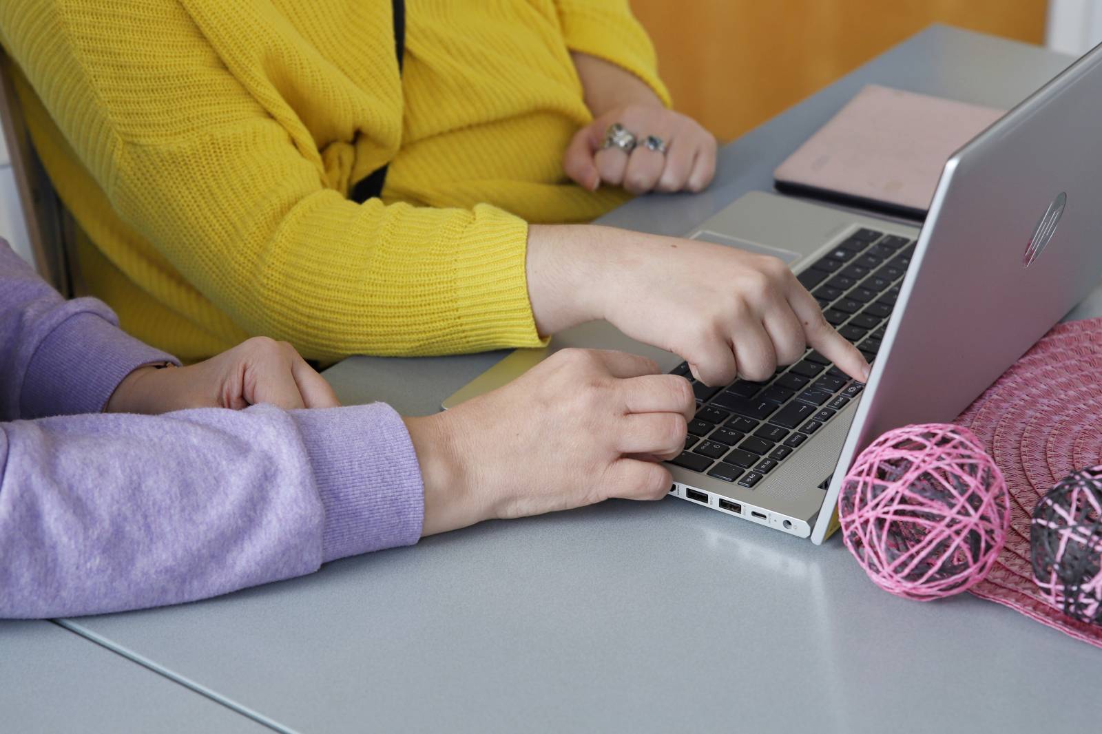 Kuvassa ohjataan avun käyttäjää tietokoneen käyttämisessä