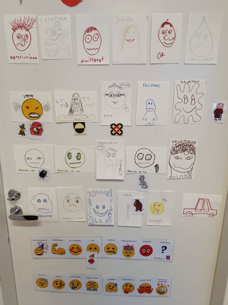 "Piä vaan pää ylhäällä, kyllä sää selviät siitä! - Nuorten ääni näkyväksi Kuulluksi-hankkeen taidetyöpajoissa Oulun rautatieaseman Rännigalleriassa avautuu lokakuussa näyttely, joka esittelee Kuulluksi-hankkeen työpajojen tuloksia. Näyttelyssä keskiöön nousee teema, jossa nuorten kokemukset ja ajatukset saavat taiteen kautta konkreettisen muodon. Näyttely rakentuu peiliä katsovasta hahmosta, joka symboloi nuorten matkaa itsensä löytämiseen ja näkyväksi tulemiseen. Näyttelyn nimi, "Piä vaan pää ylhäällä, kyllä sää selviät siitä!", on lainaus erään nuoren työpajassa luomasta teoksesta, ja se kuvastaa nuorten vahvuutta ja selviytymistä. Kuulluksi-hanke tukee sijaishuollon nuorten osallisuutta ja näkyvyyttä yhteiskunnassa taiteen ja kulttuurin avulla. Hanke tarjoaa nuorille mahdollisuuksia ilmaista itseään ja löytää oma äänensä turvallisessa ympäristössä. Lisätietoja hankkeesta löydät näiltä verkkosivuilta. Tervetuloa tutustumaan näyttelyyn ja nuorten taidetyöhön Oulun rautatieaseman Rännigalleriassa – näyttely on avoinna loppuvuoden ajan!