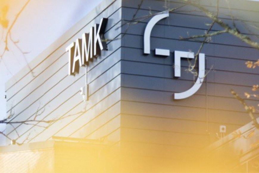 TAMKin päärakennuksen TAMK-logo.