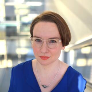 Idastiina Valtasalmi katsoo kameraan