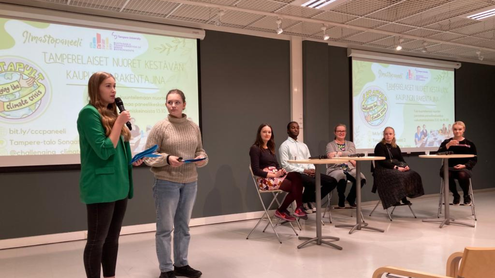 Paneelin jountajat ja panelistit.