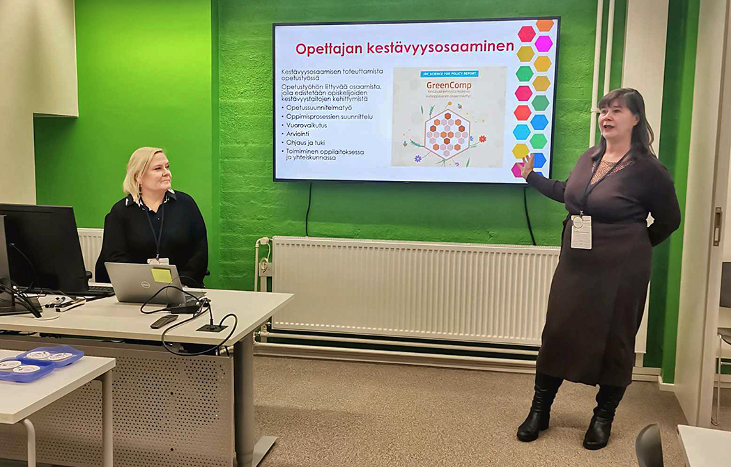Two women having a presentation in a classroom.