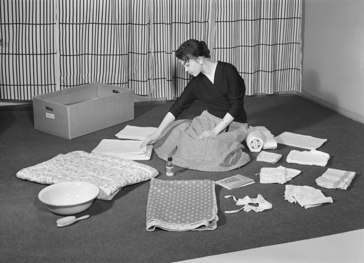 Äitiyspakkauksen sisältöä vuonna 1957. Museovirasto, UA Saarisen kokoelma.