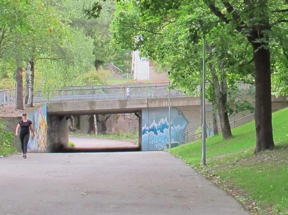 Kuva lähiön kävelyreitistä.