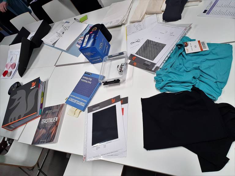 Työpajassa olleita materiaali- ja elektroniikkanäytteitä pöydällä