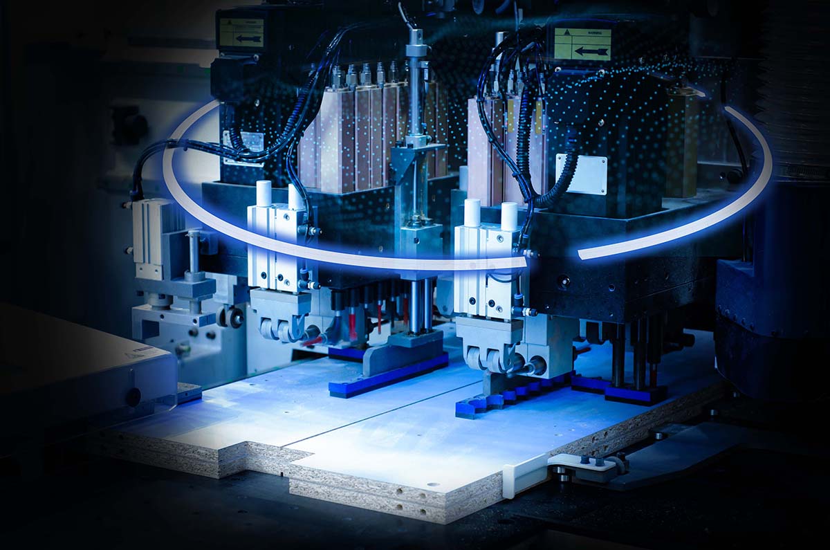 Tekoälyohjattu laite leikkaa puulevyjä.