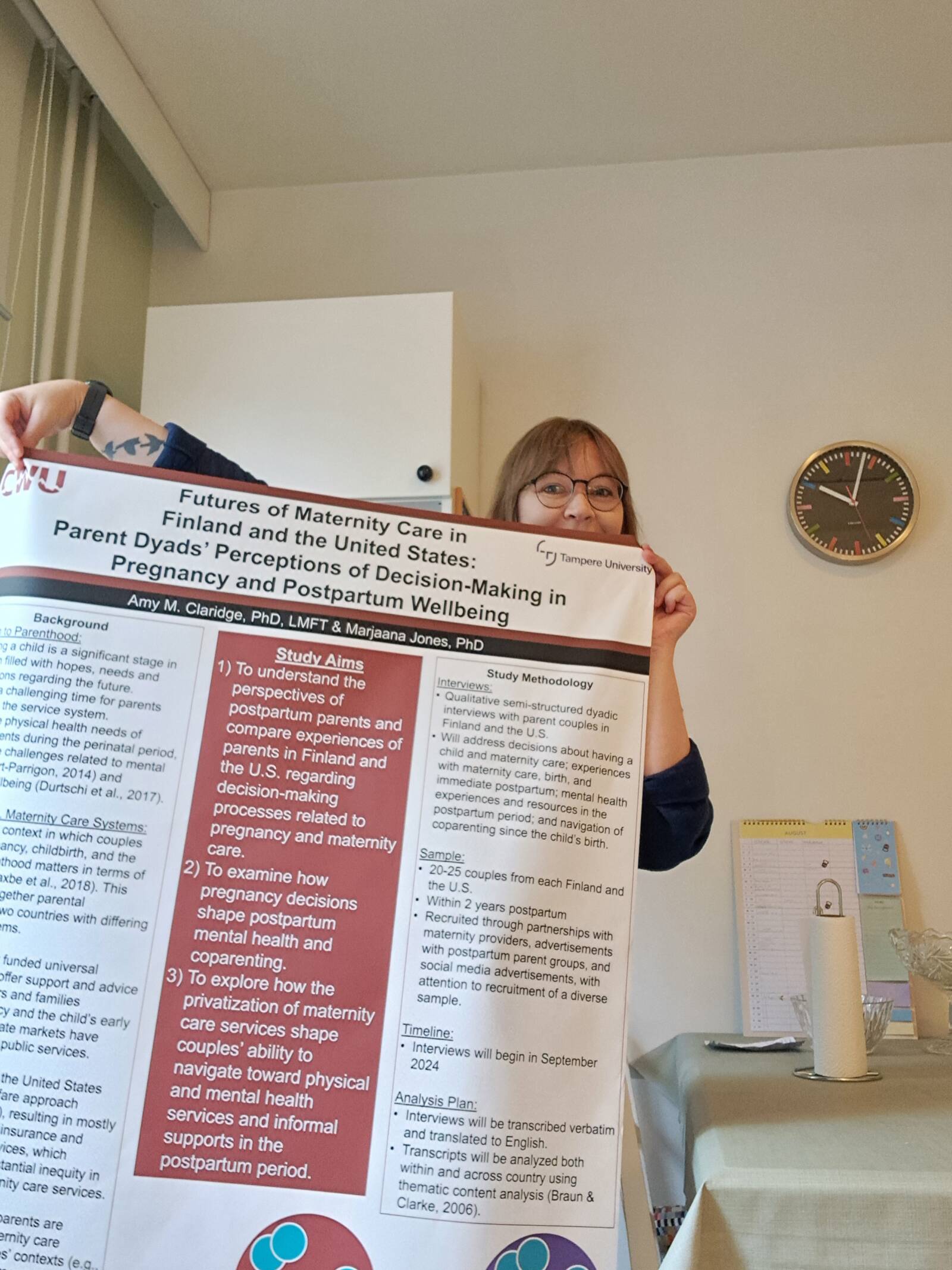 tutkija esittelee julistetta