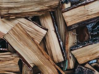 Halkoja kasattuna epämääräiseen kasaan.