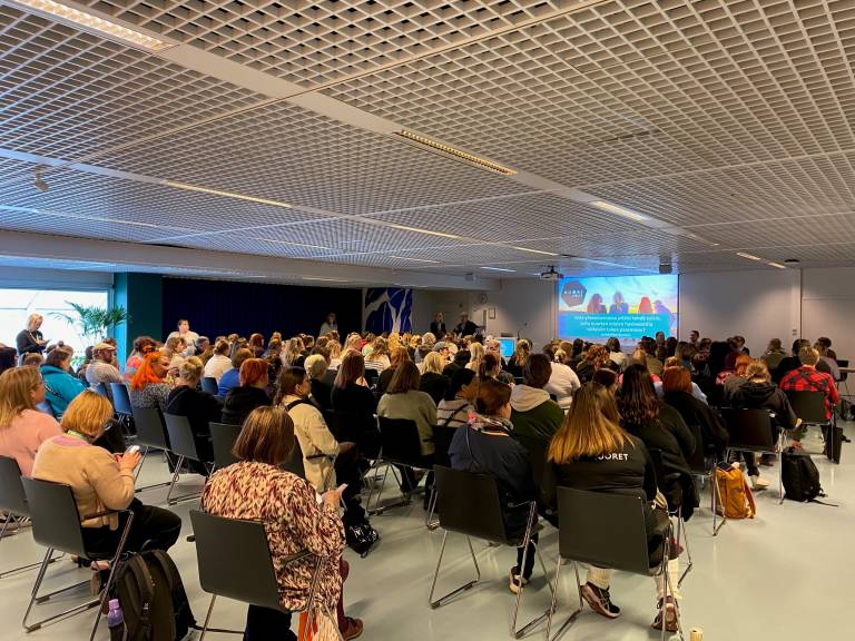 Yleisöä NUORI2025-tapahtumassa