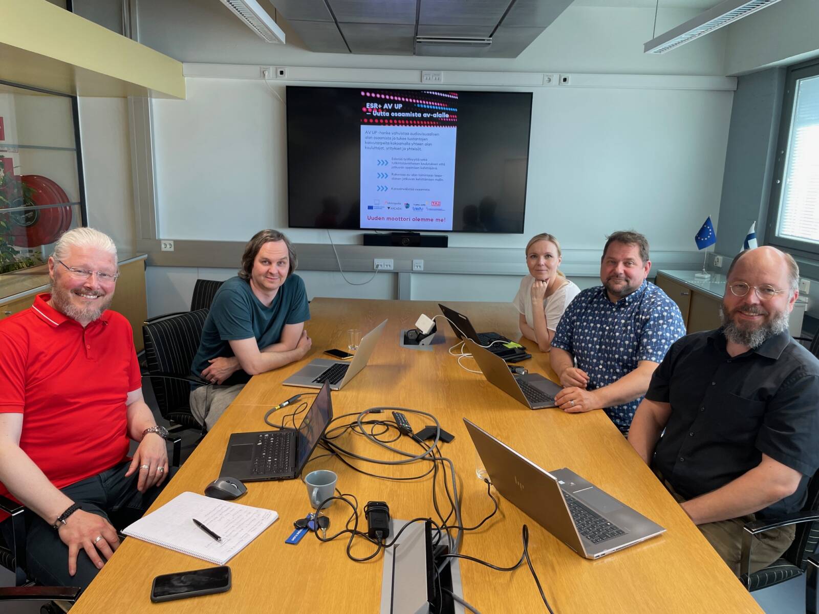 Hankkeen työryhmää neuvotteluhuoneessa