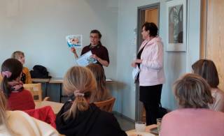 Projektipäälliköt Elina Harju ja Marja Keränen ohjeistamassa osallistujia rastityöskentelyyn