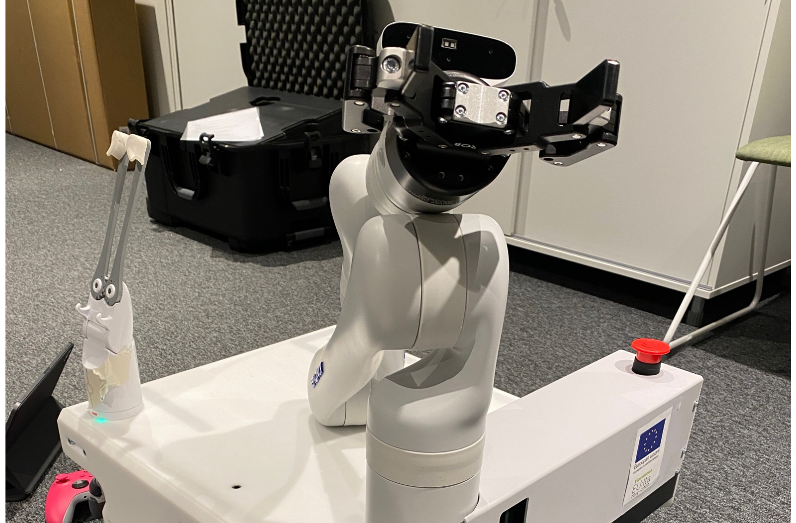 Kinovan manipulaattori Probotin mobiilialustalla