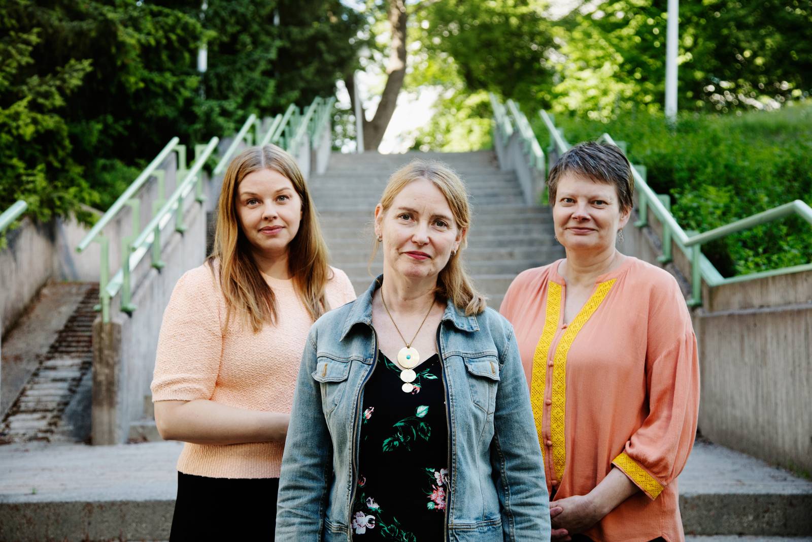Jenni Kallio (vas), Päivi Honkatukia ja Mirja Määttä kuvattuna Tampereen yliopistolla