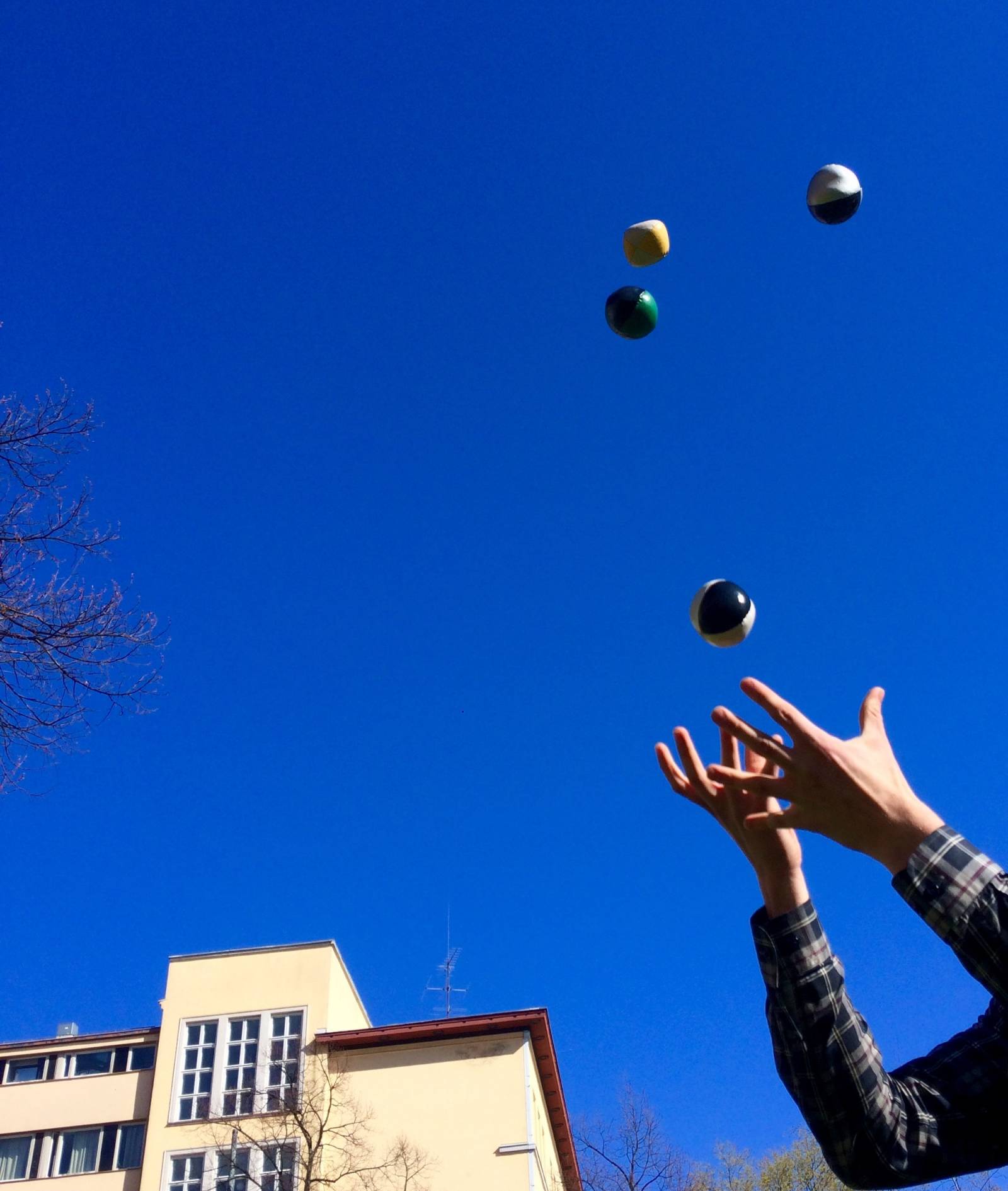 Jonglööraavat kädet