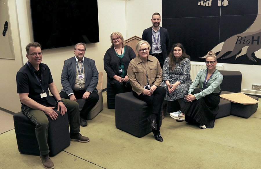 Seitsemän ihmistä ryhmäkuvassa.