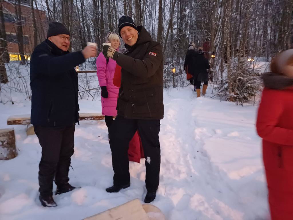 Toni ja Timo kilistävät glögimukeja Metsälämpäreellä