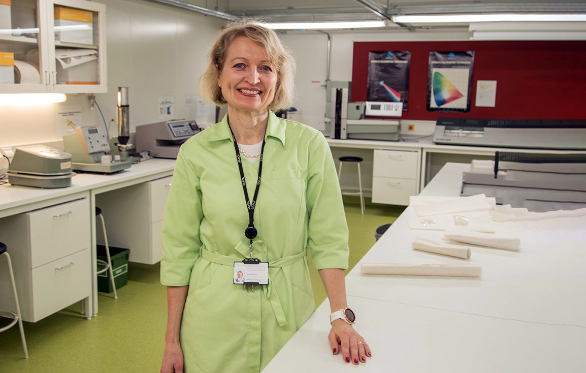 Vaaleatukkainen nainen laboratoriossa.