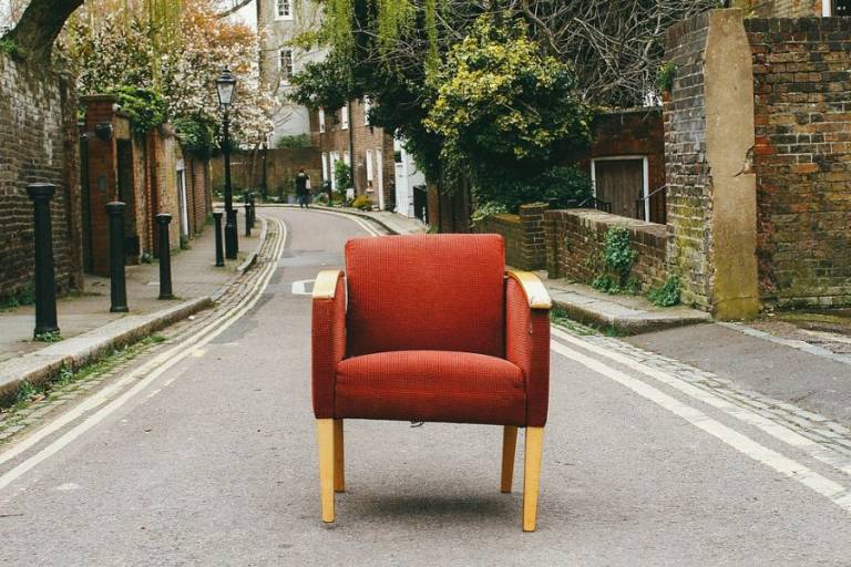 Yksinäinen tuoli tien keskellä.