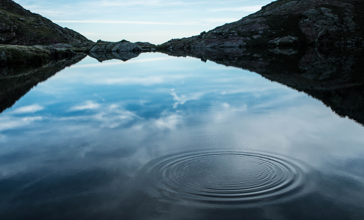 Kuvassa on järvi ja sen ympärillä vuoria