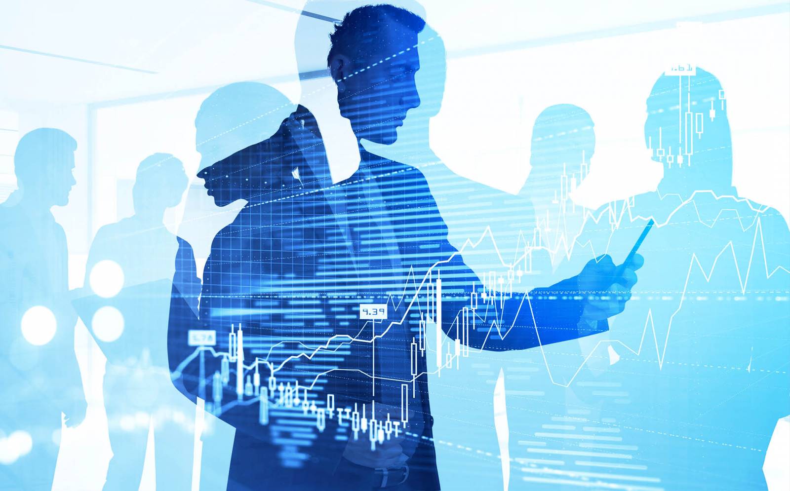 Nuori mies katsoo puhelinta, taustalla ihmishahmoja.