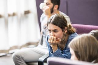 Tyttö luentosalissa