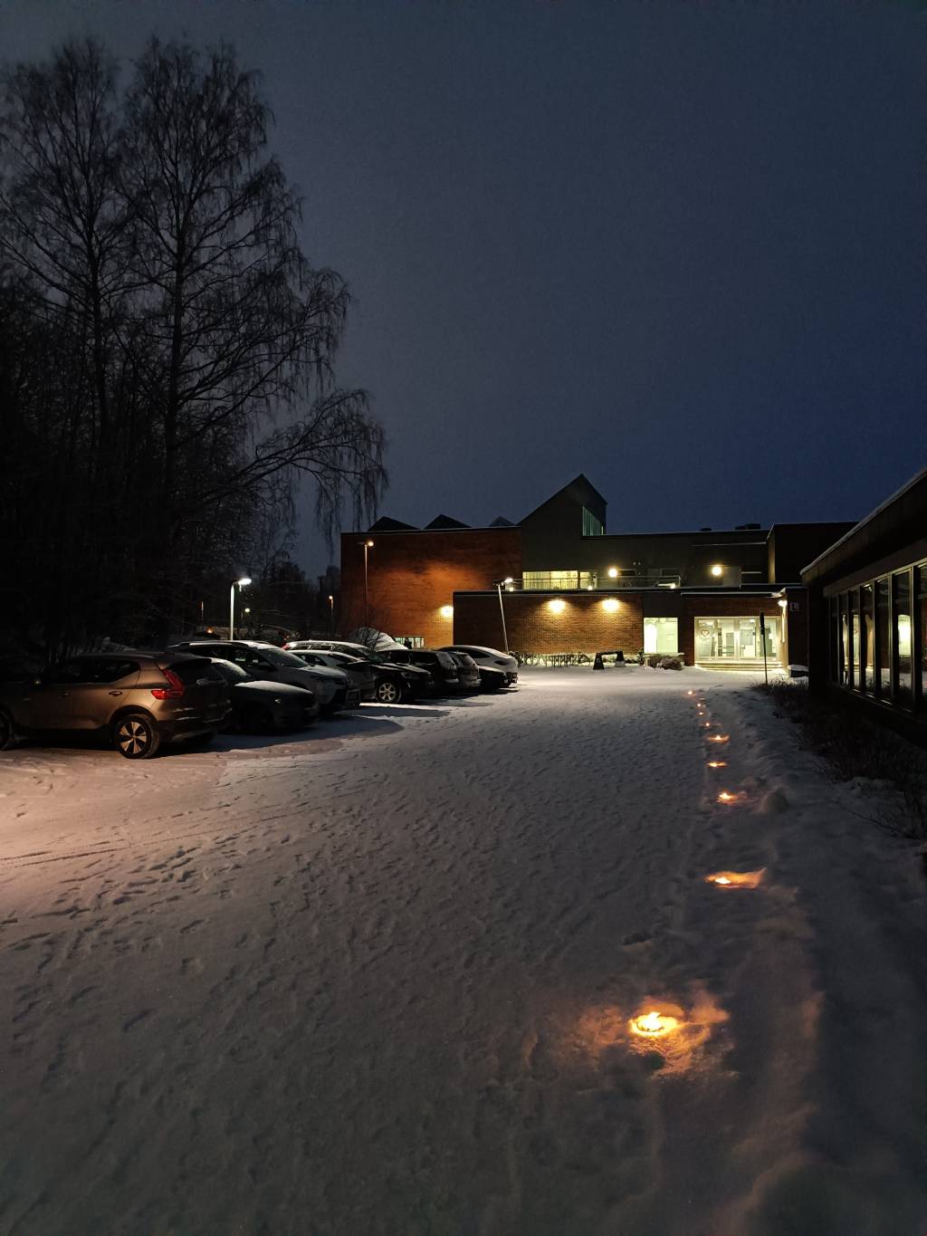 Roihuin koristettu tie johtaa kohti Metsälämpärettä