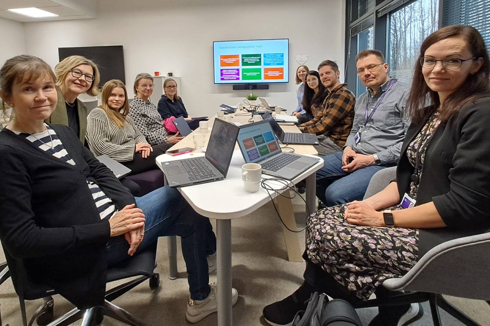 KaksKo-hankkeen henkilöstöä istumassa pöydän ääressä.