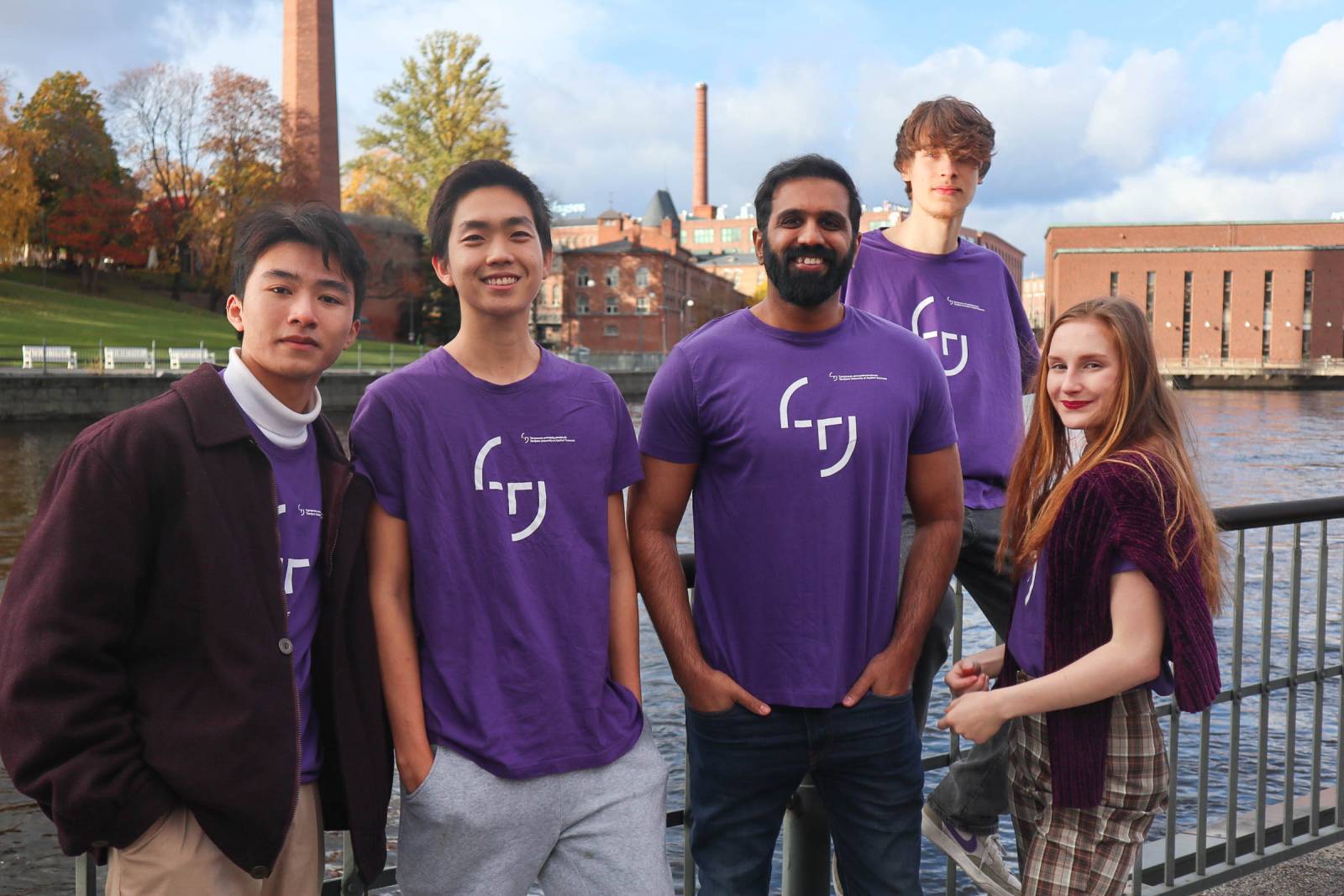 Opiskelijoita Tammerkosken rannalla TAMK-paidat päällä