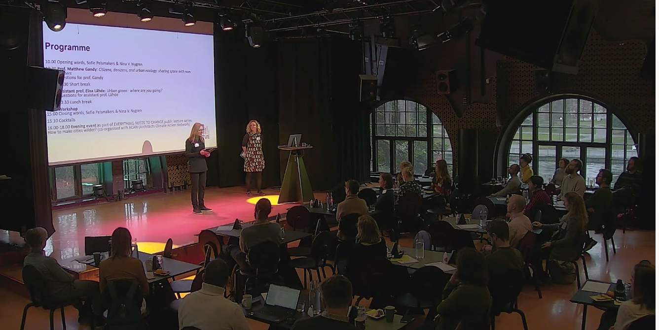 Picture of the audience and stage in GREEN CITY seminar.