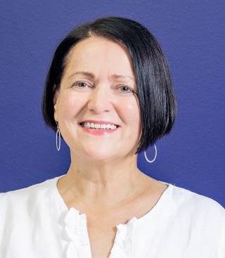 Hymyilevä Mirva Kolonen.