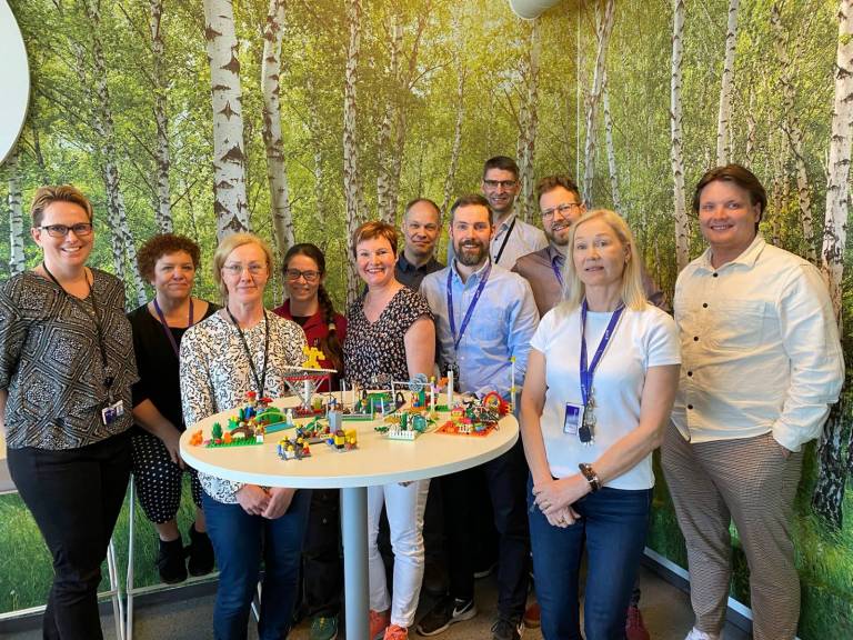 Kuvassa osa Smart Work- ja Rethink Gastro -hankkeen tiimiläisistä.