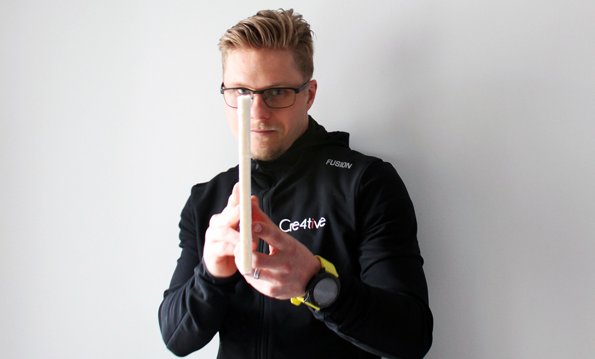 Lyhyttukkainen mies pitelee käsissään biopohjaista kuitumateriaalia.