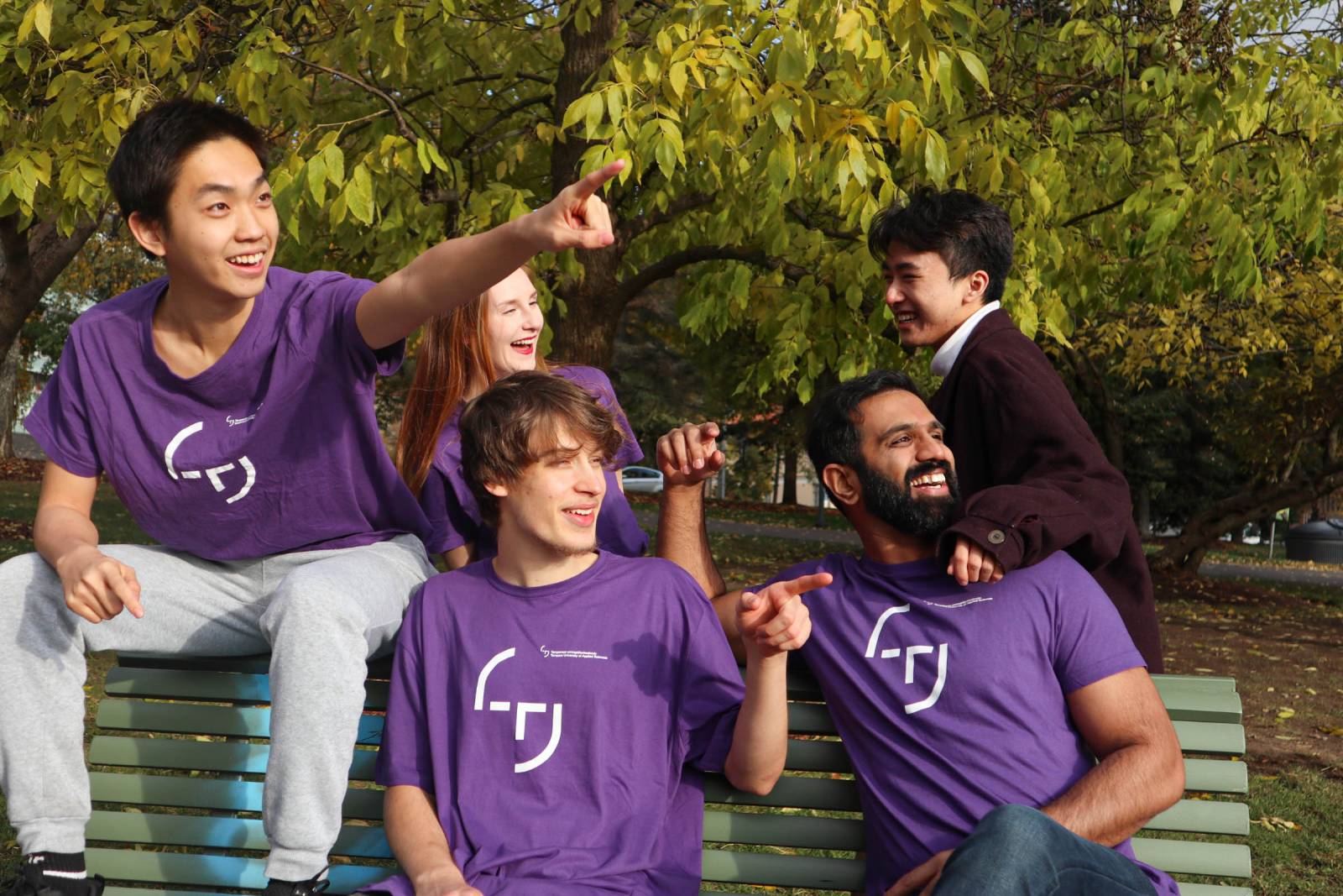 TAMKin opiskelijoita ulkona penkillä