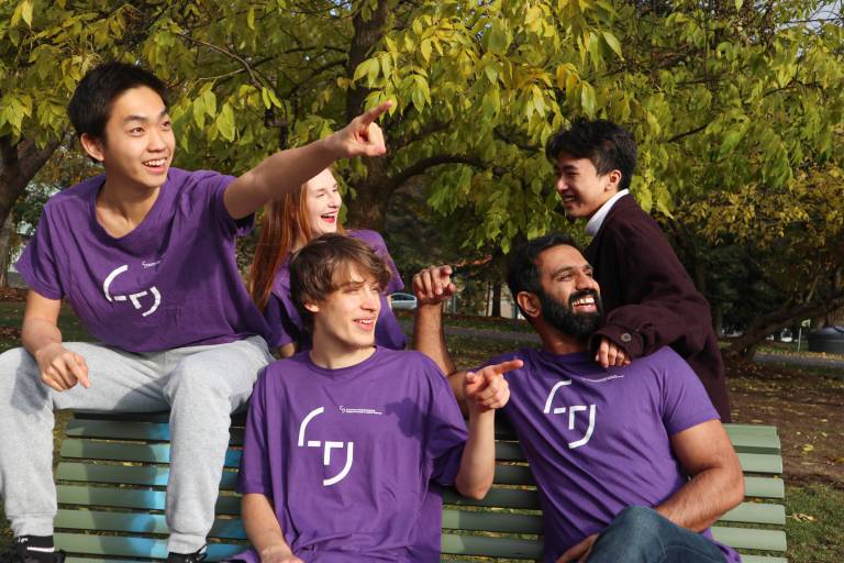 TAMKin opiskelijoita ulkona penkillä