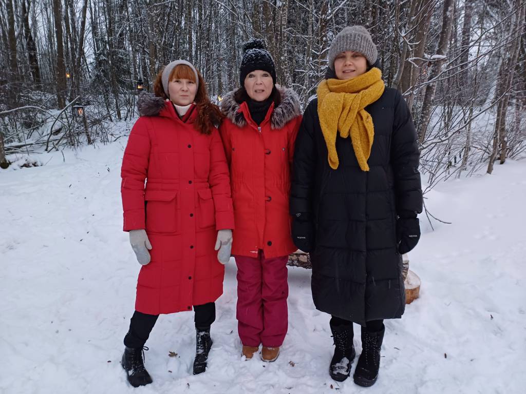 Maria, Ulla ja Hannastiina poseeraavat kuvassa rinnakkain