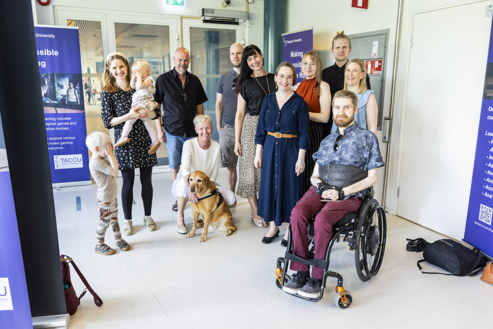 Tunteiden Tampere -hankkeen ihmiset hymyilevät ryhmäkuvassa