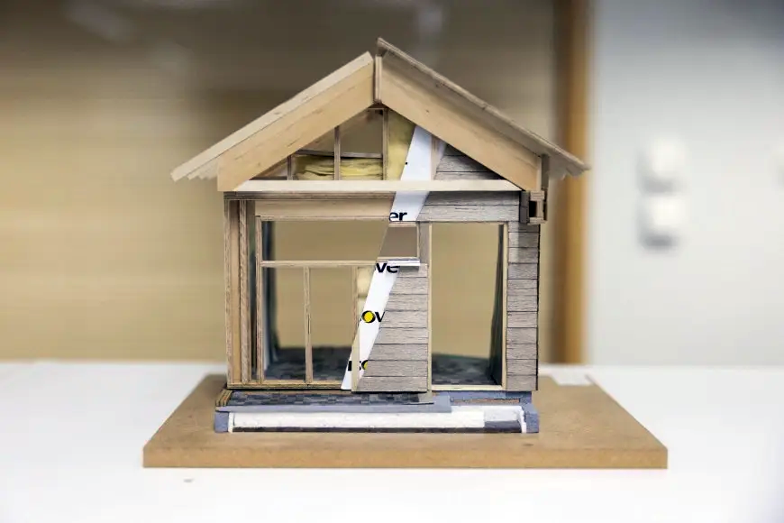 Puinen pienoismalli talosta.