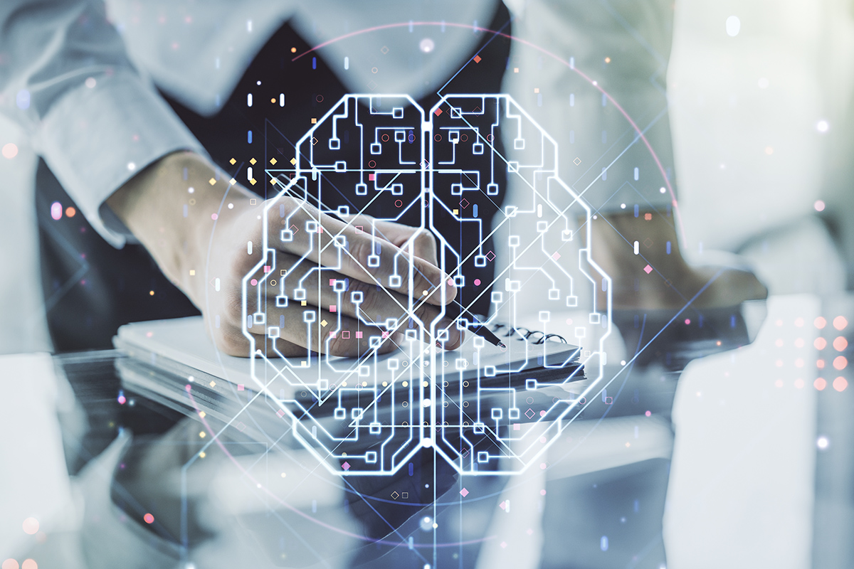 Ihmisaivot hologrammina ja taustalla valkokauluspaitaan pukeutunut mies, joka kirjoittaa muistikirjaan.