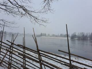 Talvinen näkymä Kokemäenjoelle Pyhän Henrikin saarnahuoneen kappelin vierestä. Etualalla perinteistä riukuaitaa.