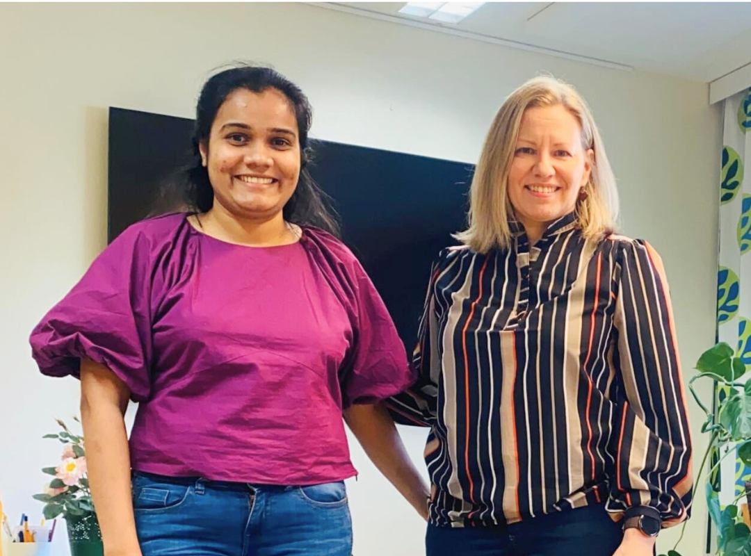 Kuvassa kaksi naista hymyilee.