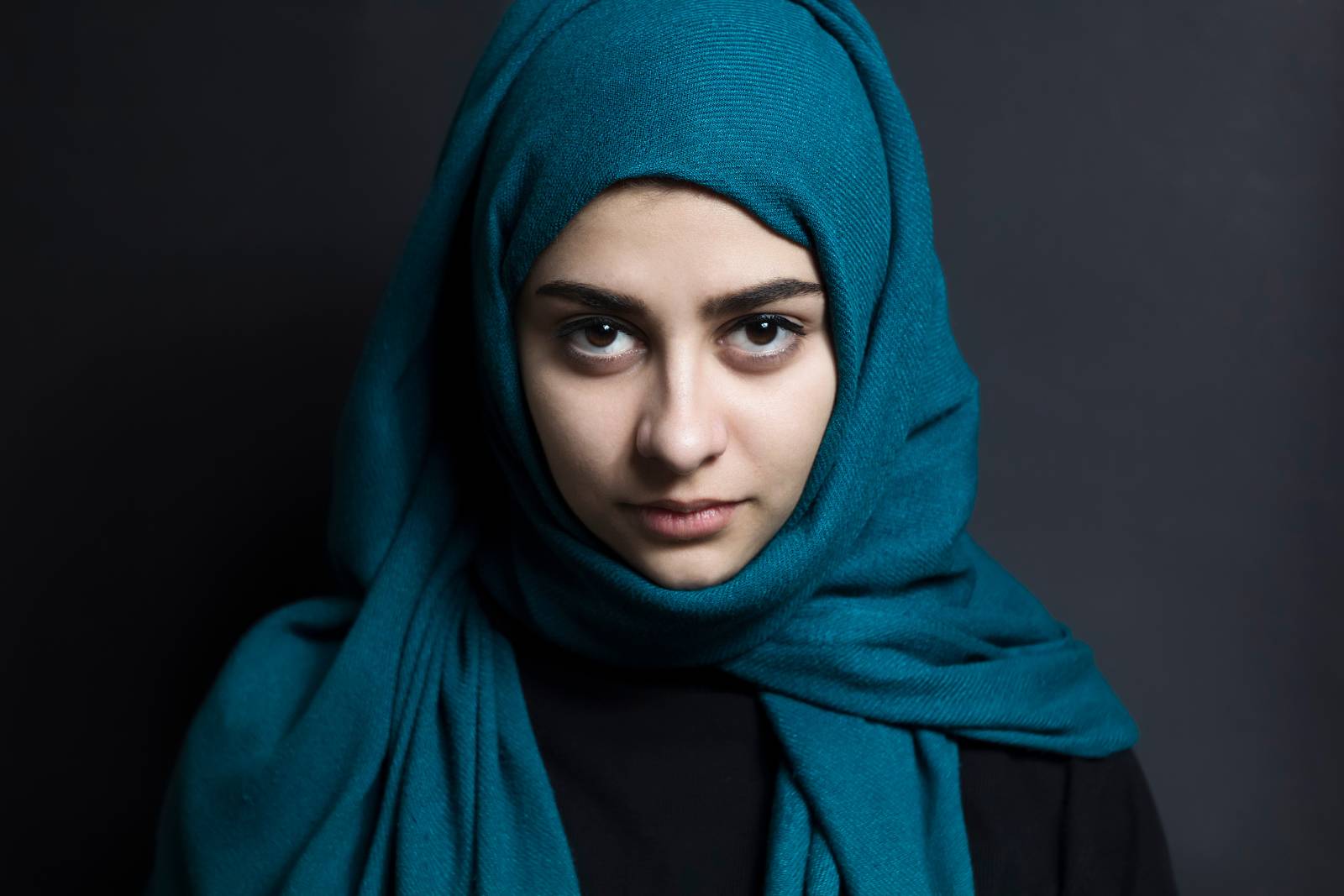 Nainen katsoo suoraan kameraan.