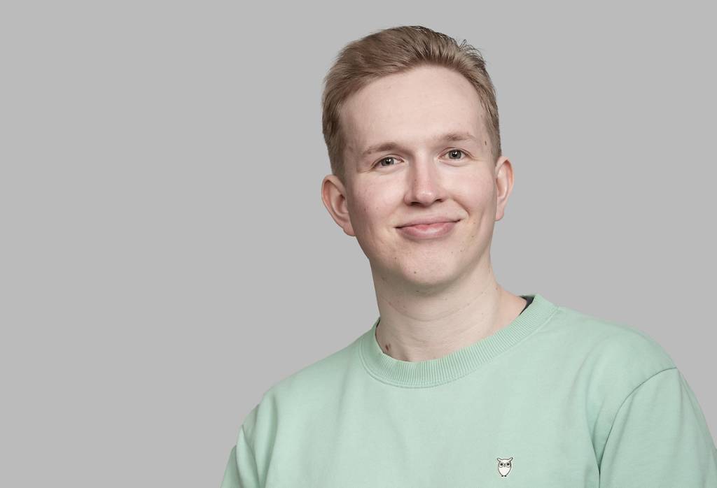 Nuori mies hymyilee.